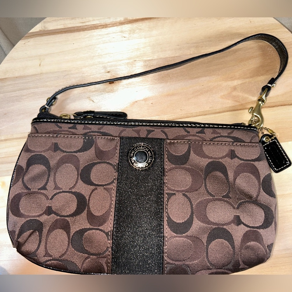 Coach ClutchBrown/Black Signature w/ Black Patent Leather & Gold Accents